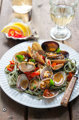 Spirulina Linguine Pasta with Clams and Cherry Tomatoes