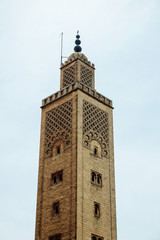 Obraz premium Isolated shot of tower from mosque with arabic architecture