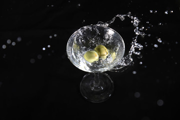 カクテルグラスの中のスプラッシュ