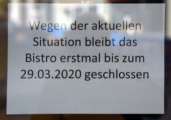 Schild an einem wegen Covid 19 geschlossenen Bistro