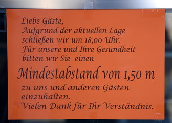Hinweisschild auf einen Mindestabstand von 1,50 m	