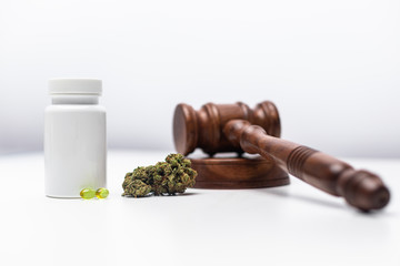 CbD Öl Kapseln, Marihuana, Richterhammer und Tablettendose
