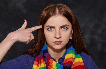 Obraz premium a young tense woman points to her temple