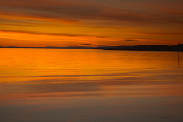 Złota godzina nad skalistym wybrzeżem podczas zachodu słońca w Parku Narodowym Ytre Hvaler w Norwegii