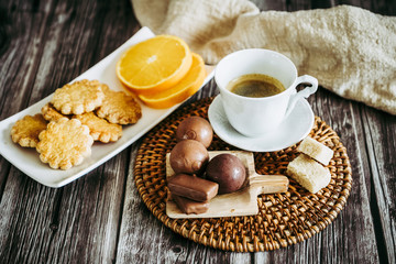 Chocolats biscuits et tasse de café pour le quatre heures