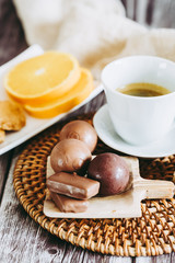Chocolats biscuits et tasse de café pour le quatre heures