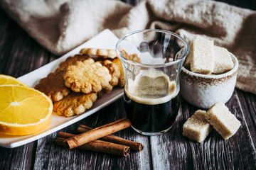 Tasse de café et petits biscuits à la cannelle