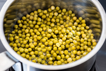 Petits pois verts en train de cuire dans une casserole