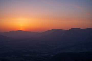 Naklejka premium sunrise sun in the mountains with fog