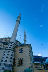Obraz premium mosque minaret and birds in uzungol