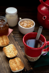 desayuno sano con cruasan y tostadas con mermelada caseras 