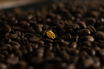 grain de café noir or
