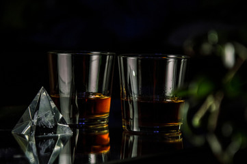 Photo two glasses of whiskey on the mirror