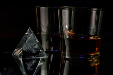 Photo two glasses of whiskey on the mirror