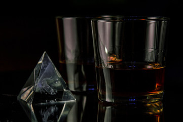 Photo two glasses of whiskey on the mirror