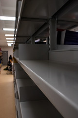 Vista amplia del interior de una librería/biblioteca