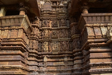 インドのカジュラーホー　世界遺産のカジュラーホー寺院　ヒンドゥー教の物語を表した繊細な彫刻　エロチックな天女像や男女交合像