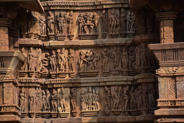 インドのカジュラーホー　世界遺産のカジュラーホー寺院　ヒンドゥー教の物語を表した繊細な彫刻　エロチックな天女像や男女交合像 - obrazy, fototapety, plakaty