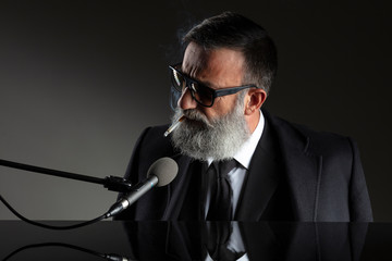 Homme, chanteur piano bar