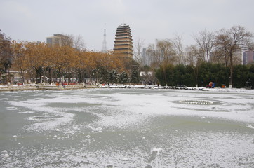 Snow in xi 'an small wild goose pagoda is particularly pure. This is a historic site and a famous tourist attraction.