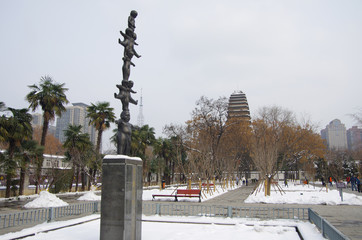 Snow in xi 'an small wild goose pagoda is particularly pure. This is a historic site and a famous tourist attraction.