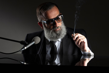 Homme, chanteur piano bar