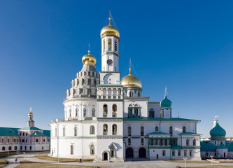 Fototapeta na wymiar Temple of white stone with golden domes, the Cathedral of the New Jerusalem Monastery, Russia, Istra.