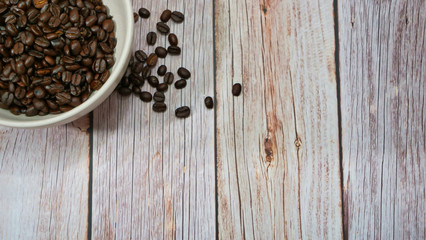 Grains de café dans un bol sur une table en bois rustique 