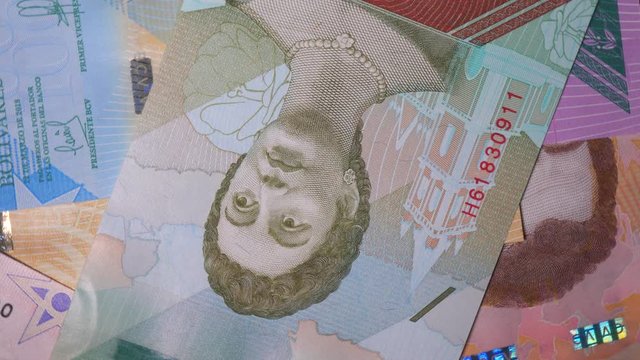 Rotating 2 Venezuelan Bolivar Banknote With Josefa Camejo 2018 On Turntable Top View..