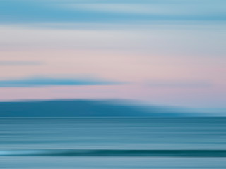 Fototapeta premium Jasnoniebieski wieczór na plaży. Wybrzeże Nowej Zelandii