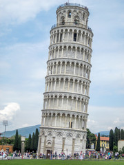 Fototapeta na wymiar A shot of Leaning tower of Pisa with tourists