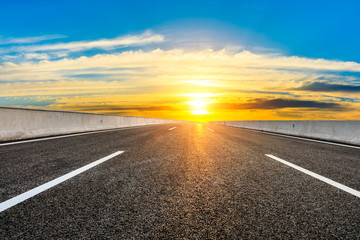 Naklejka premium Asphalt highway road and sky sunset clouds landscape.
