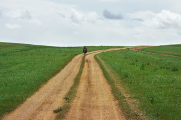 몽골초원을 달리는 오토바이