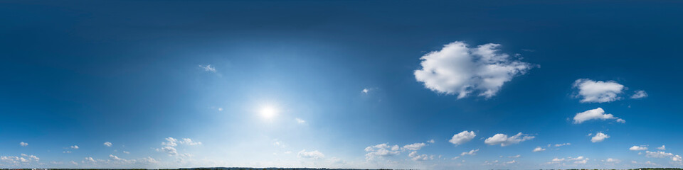 Nahtloses Panorama mit weiß-blauem Himmel in 360-Grad-Ansicht mit schöner Cumulus-Bewölkung zur...