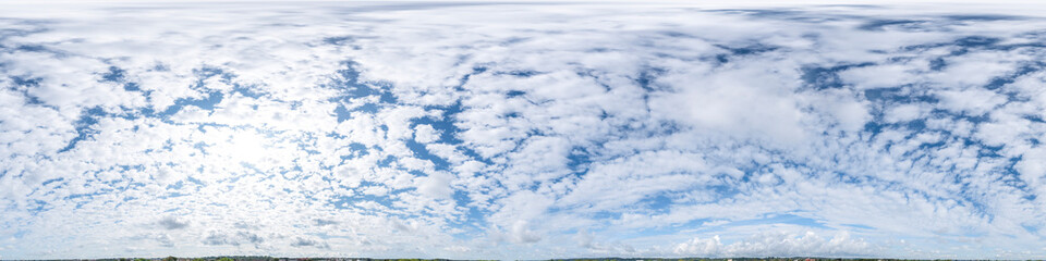 Nahtloses Panorama mit bewölktem Himmel in 360-Grad-Ansicht mit schöner Bewölkung zur Verwendung in 3D-Grafiken als Himmelskuppel oder zur Nachbearbeitung von Drohnenaufnahmen