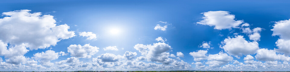Nahtloses Panorama mit weiß-blauem Himmel in 360-Grad-Ansicht mit schöner Cumulus-Bewölkung zur Verwendung in 3D-Grafiken als Himmelskuppel oder zur Nachbearbeitung von Drohnenaufnahmen