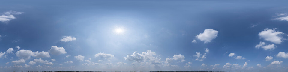 Naklejka na ściany i meble Nahtloses Panorama mit weiß-blauem Himmel in 360-Grad-Ansicht mit schöner Cumulus-Bewölkung zur Verwendung in 3D-Grafiken als Himmelskuppel oder zur Nachbearbeitung von Drohnenaufnahmen