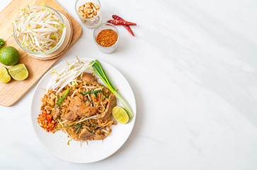 stir-fried rice noodles with pork