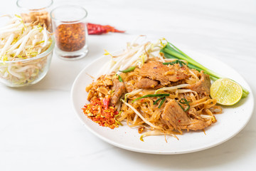 stir-fried rice noodles with pork