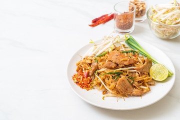 stir-fried rice noodles with pork