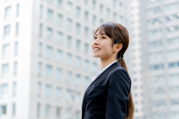 スーツ姿の女性
