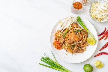 stir-fried rice noodles with pork