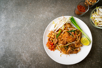 stir-fried rice noodles with pork
