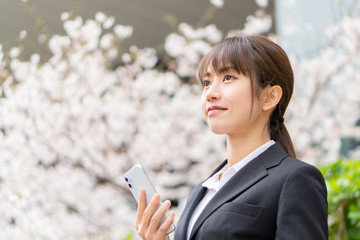 スーツ姿の女性