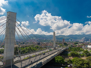 Paisaje con puente y cielo azulado