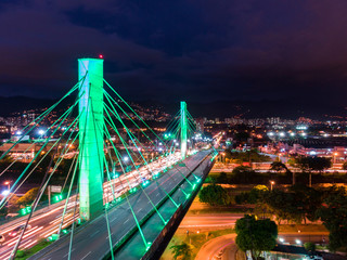Noche ciudad puente 4 sur iluminado verde 