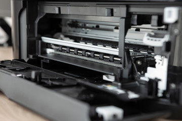 Obraz premium 사무실 책상 위에 프린터와 a4용지 컴퓨터