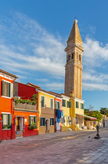 Obraz premium Schiefer Kirchturm in Burano, Venedig