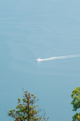 遠くに見える船