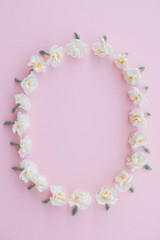 Naklejka premium Frame made of beautiful fresh white daffodil flowers.